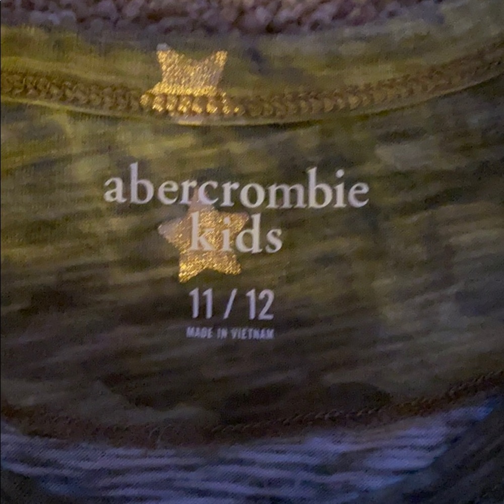 Green w/ gold stars Kids T shirt from abercrombie - Picture 2 of 2